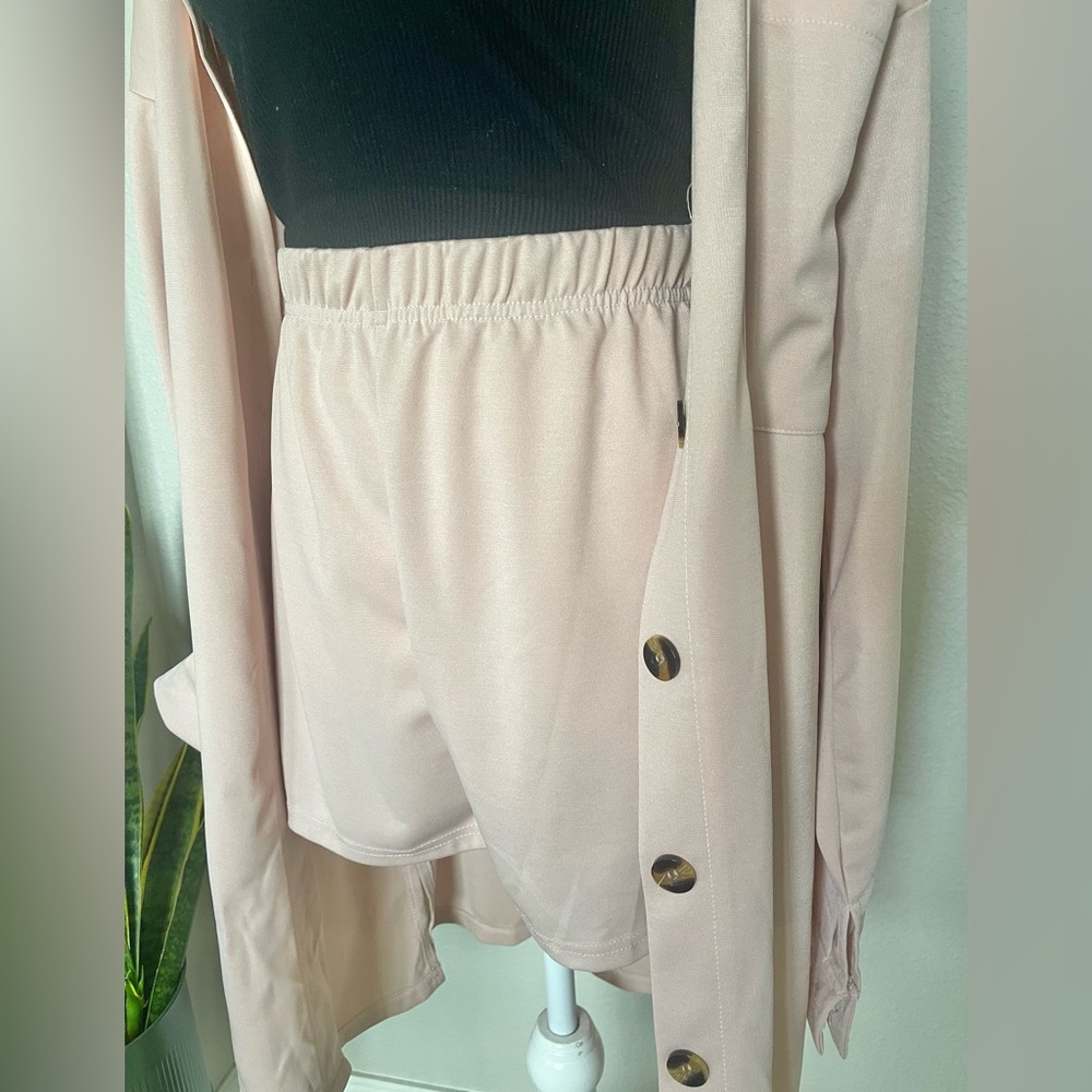 New - Women's Blush Button-Up shirt/tunic - FREE Shorts! - Picture 10 of 11
